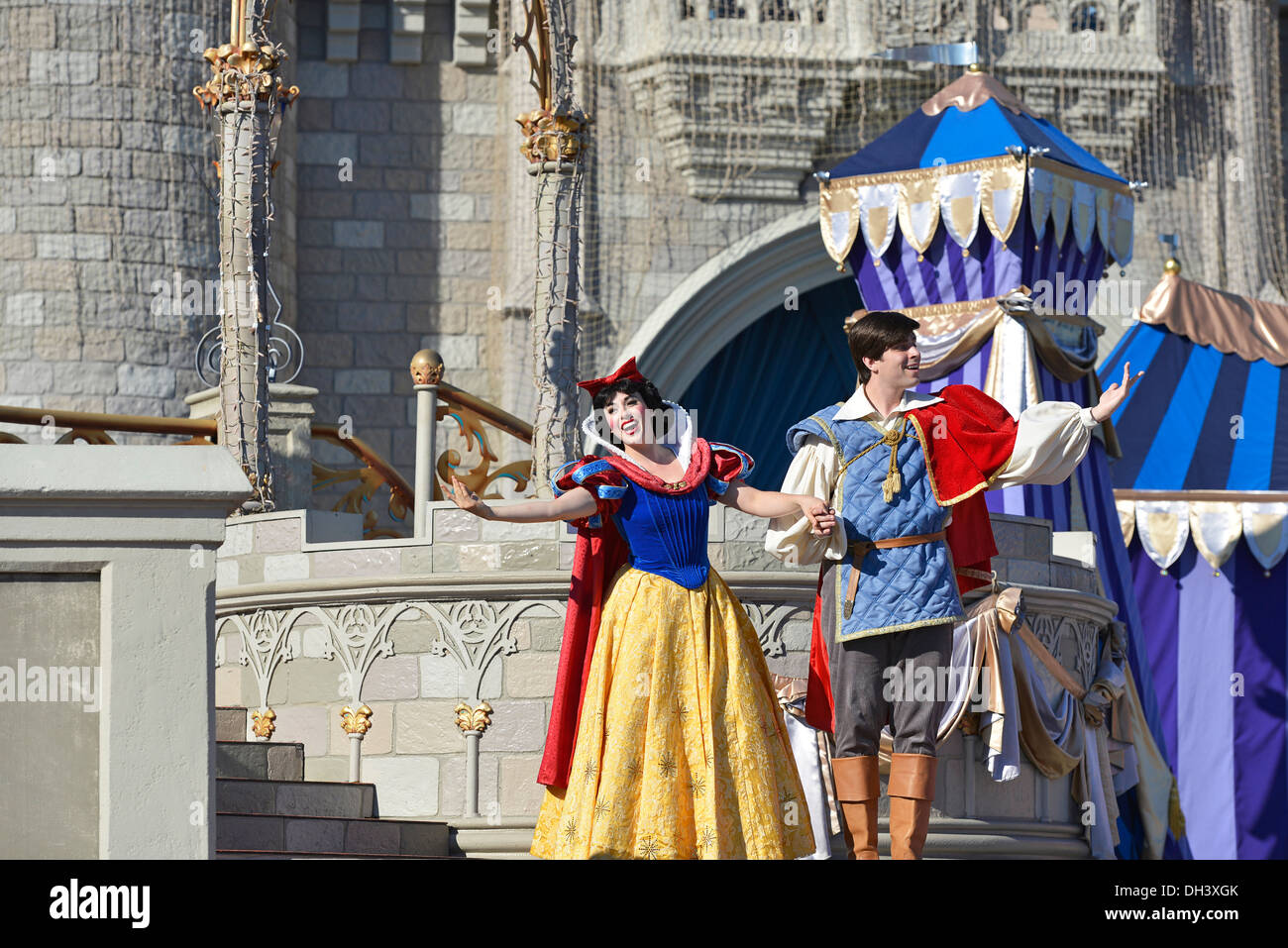 Schneewittchen und ihr Prinz, auf der Bühne zeigen, Traum entlang, Cinderella Castle, Magic Kingdom, Disney World, Orlando Florida Stockfoto