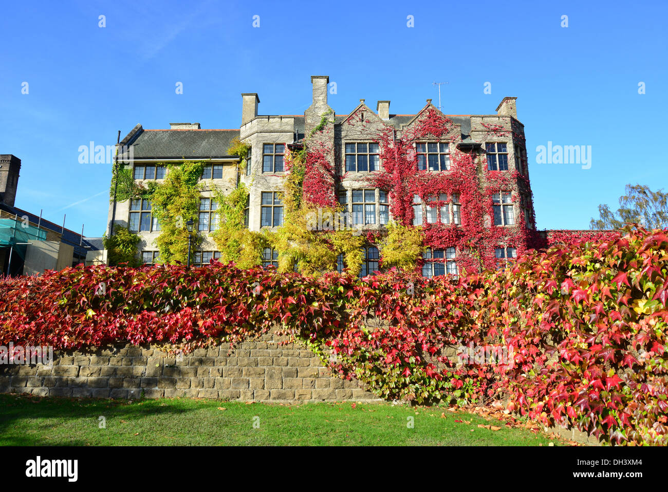 Pennyhill Park Hotel im Herbst, London Rd, Bagshot, Surrey, England, Vereinigtes Königreich Stockfoto