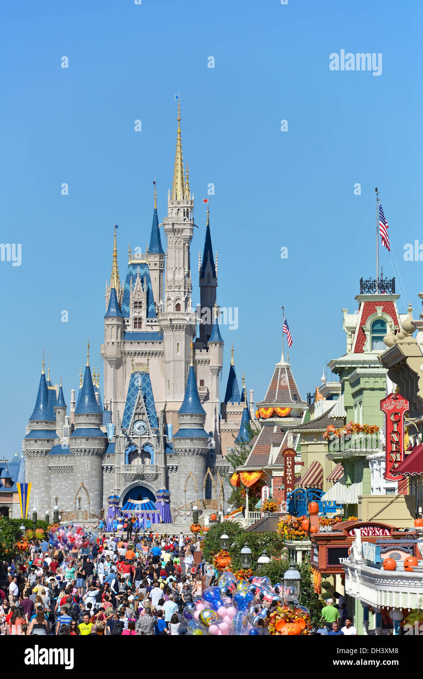 Disney World Resort Blick auf Cinderella Castle im Herbst, Oktober mit Halloween-Dekorationen, Magic Kingdom Orlando Florida Stockfoto