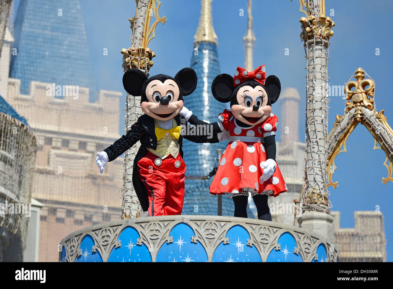 Träumen Sie Mickey und Minnie Mouse, entlang vor Cinderella Castle im Magic Kingdom, Disney World, Florida HS Stockfoto
