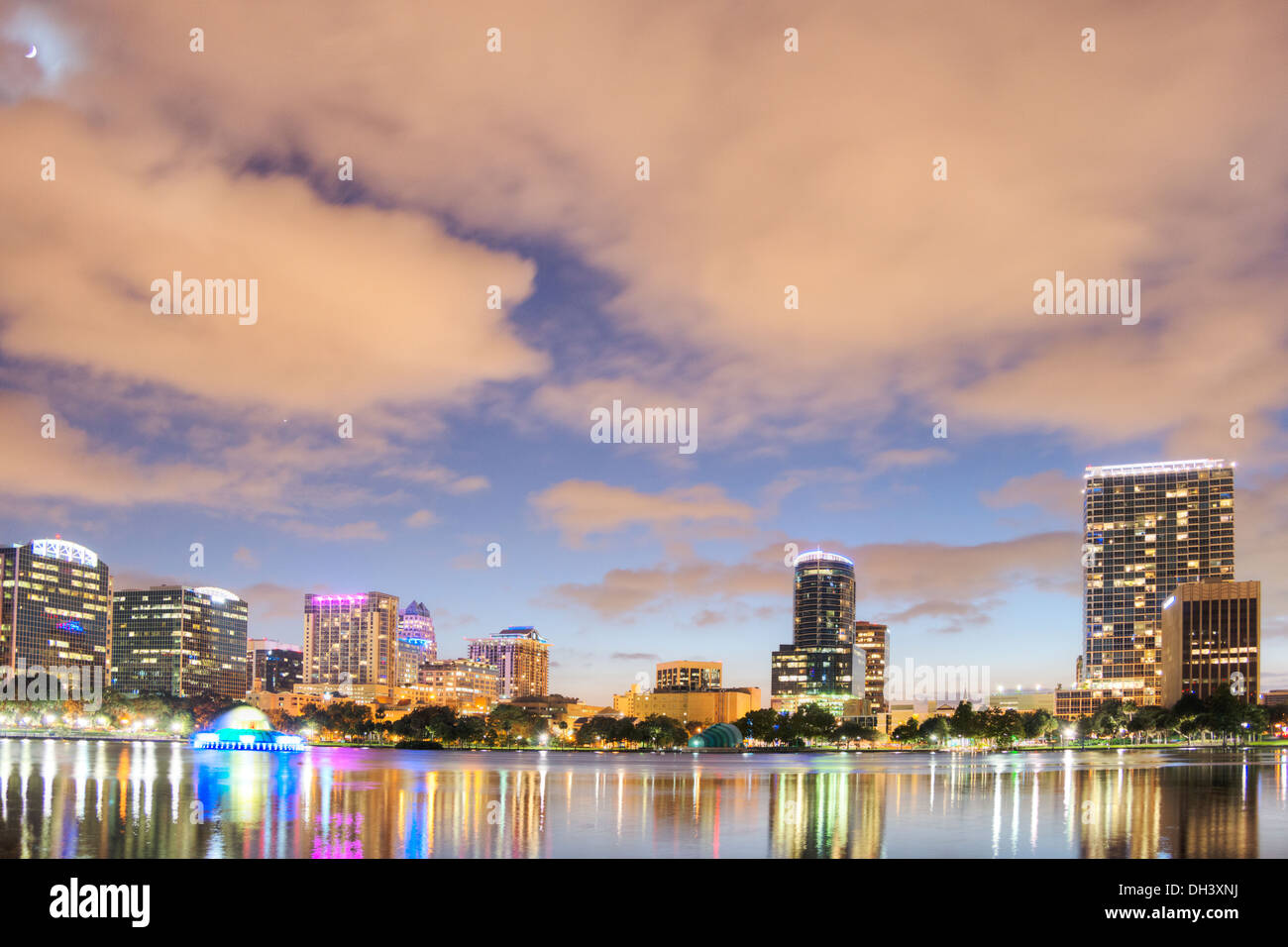Orlando in der Nacht am Lake Eola Park in Florida. Stockfoto