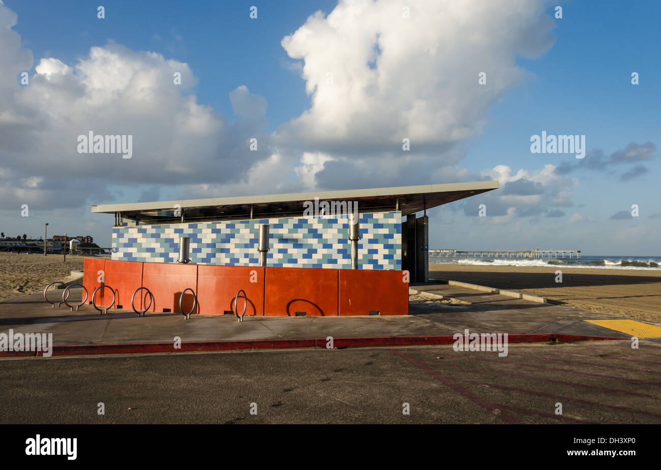 Eine bunte öffentliche Toiletten und Duschen am Ocean Beach. San Diego, California, Vereinigte Staaten von Amerika. Stockfoto