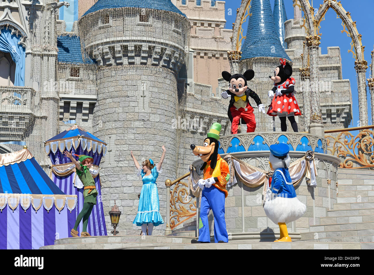 Mickey Mouse & andere Zeichen, Traum entlang zu zeigen, vor Cinderella Castle im Magic Kingdom, Disney World, Florida Stockfoto