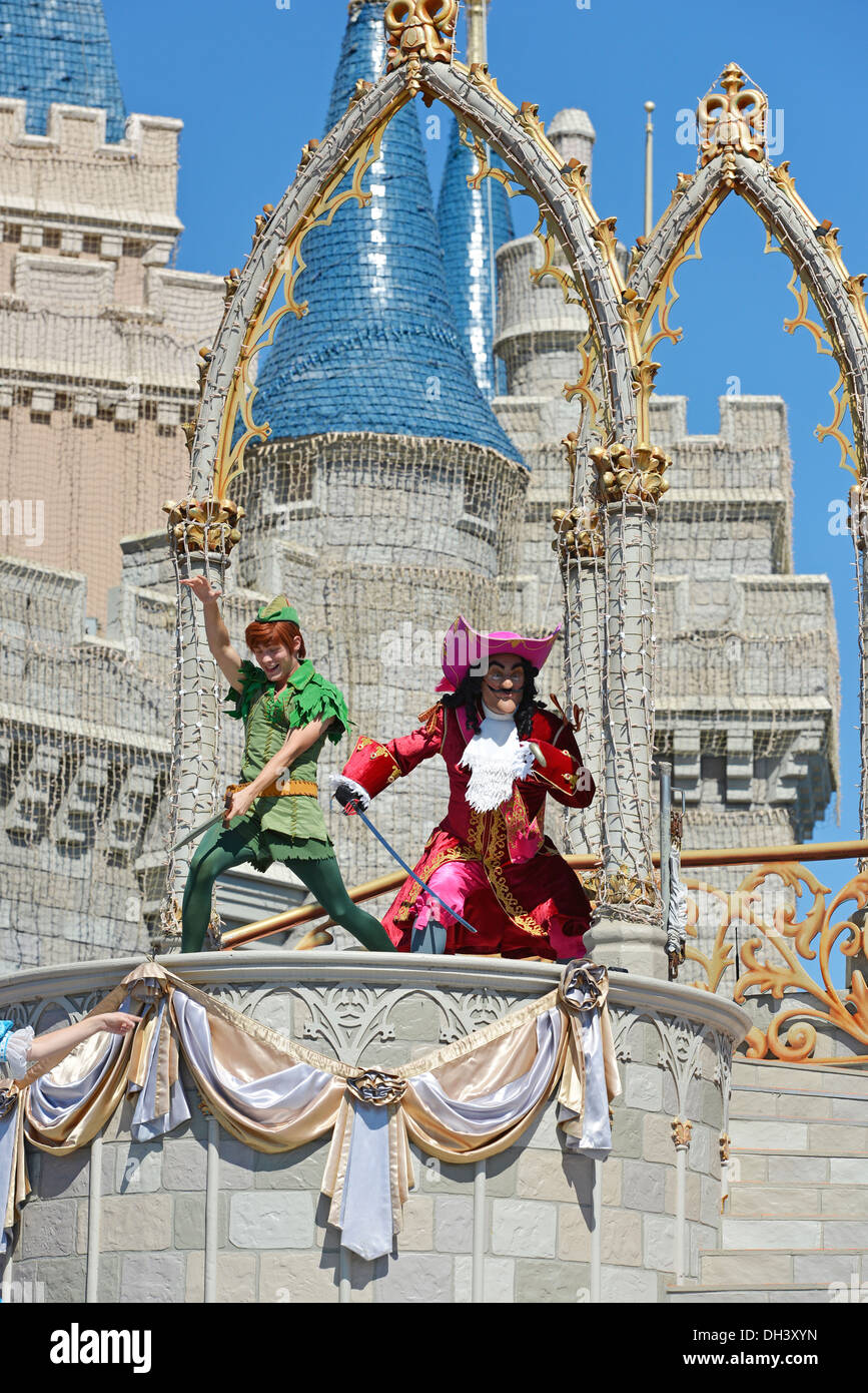 Captain Hook und Peter Pan auf der Bühne, Mickys Traum entlang zu zeigen, in Florida, Disney World, Magic Kingdom, Cinderella Castle Stockfoto