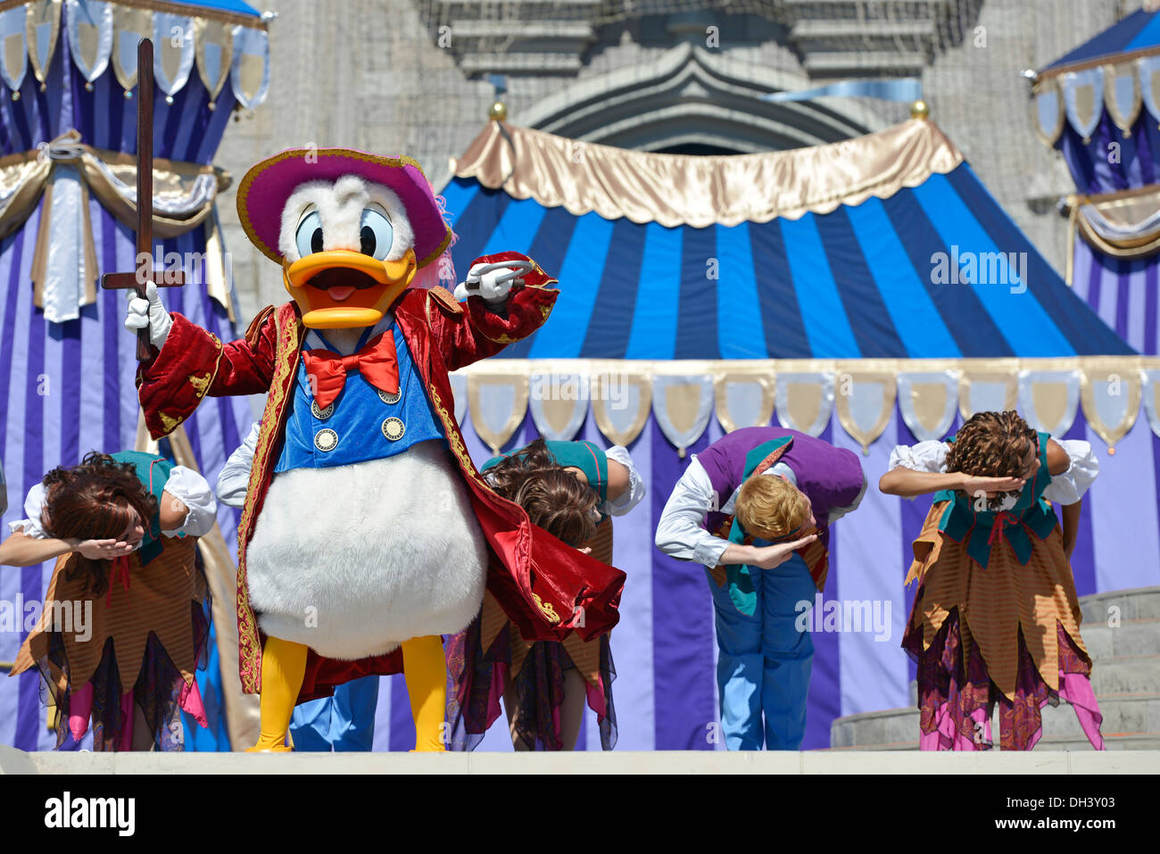 Donald Duck auf der Bühne, Traum entlang zeigen bei Cinderella Castle, Magic Kingdom, Disney World Resort Orlando Florida Stockfoto