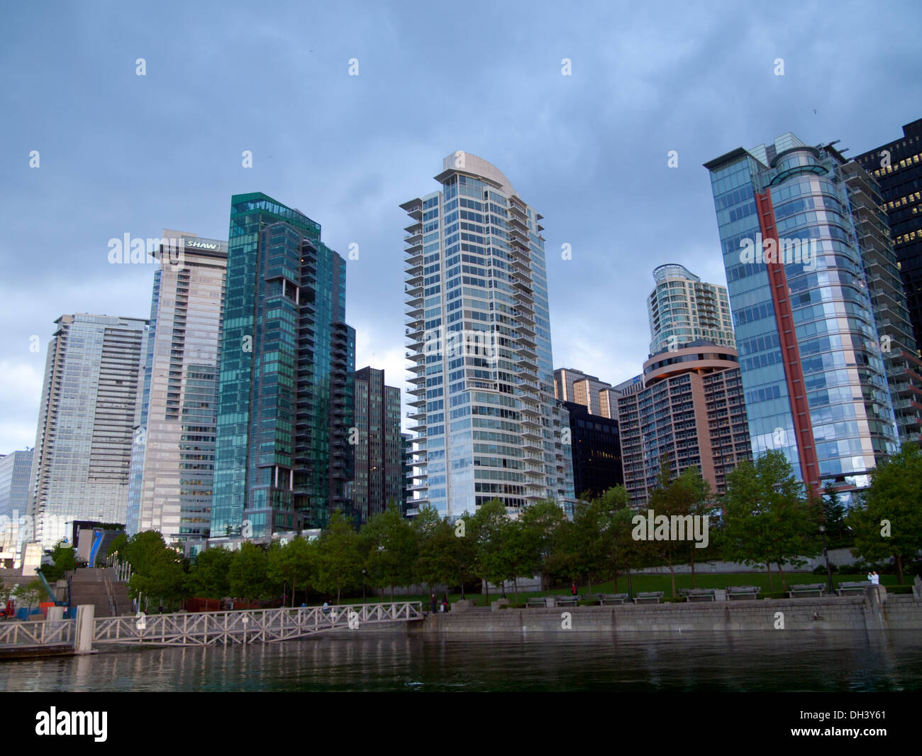 Stahl und Glas Hochhäuser zieren die Skyline der Innenstadt von Vancouver, British Columbia, Kanada. Stockfoto