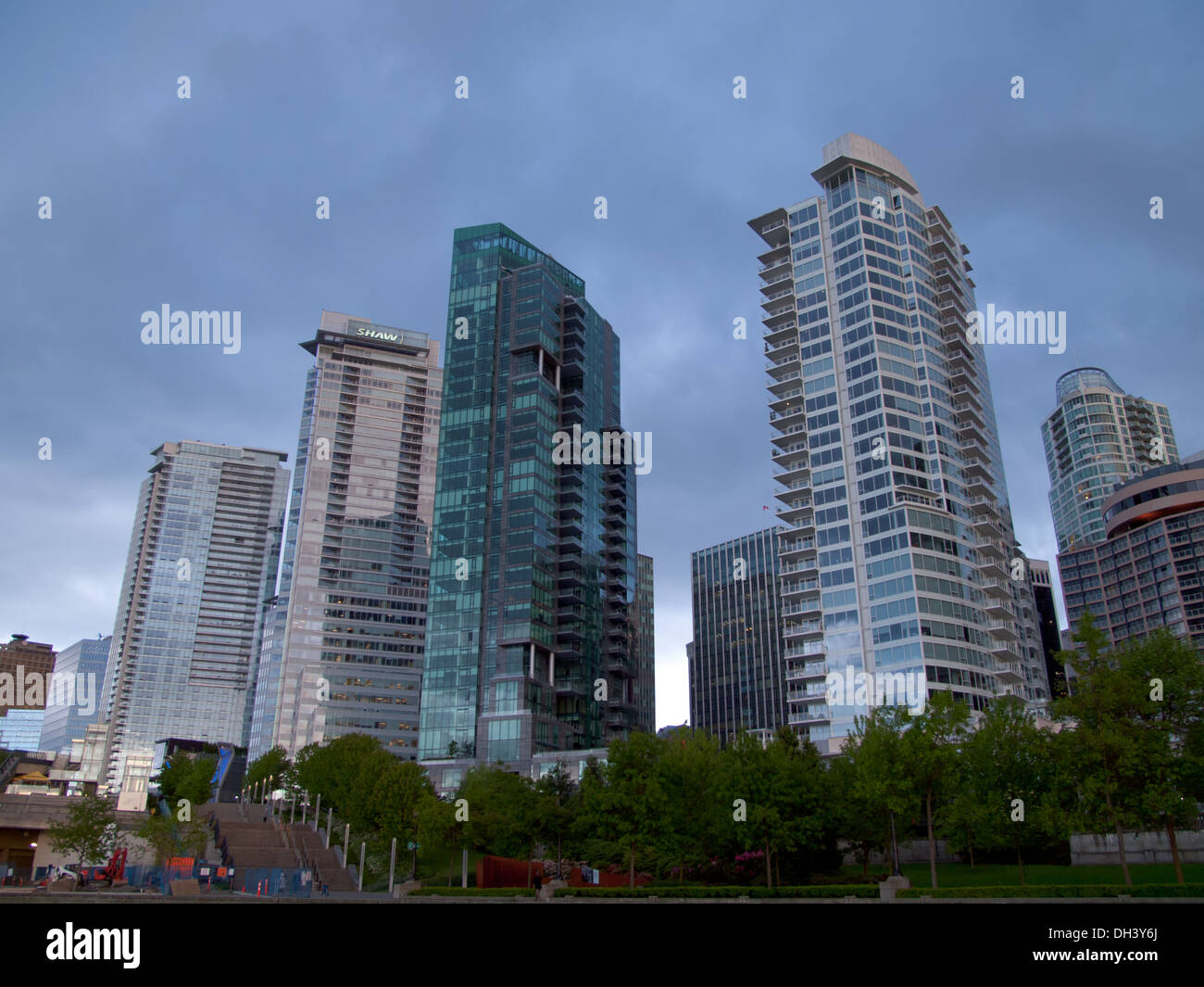 Stahl und Glas Hochhäuser zieren die Skyline der Innenstadt von Vancouver, British Columbia, Kanada. Stockfoto