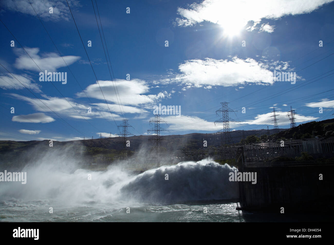 Wasser Verschütten von Roxburgh Hydro Dam, Roxburgh, Central Otago, Südinsel, Neuseeland Stockfoto