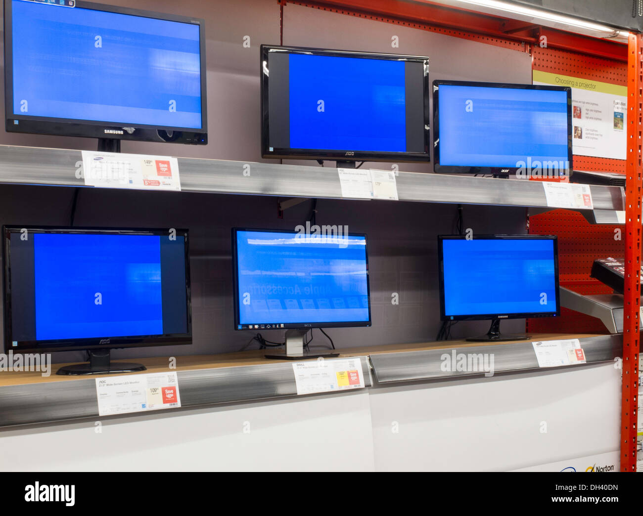 LED-Monitor-Anzeige bei Staples Büro-Versorgungsmaterial-Speicher, NYC Stockfoto