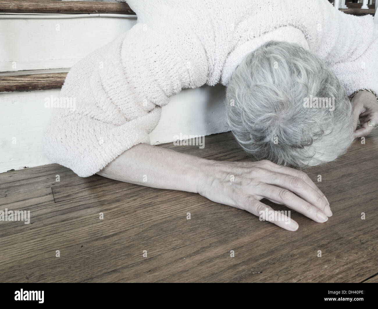 Ältere Frau verliebt auf Treppen Stockfoto