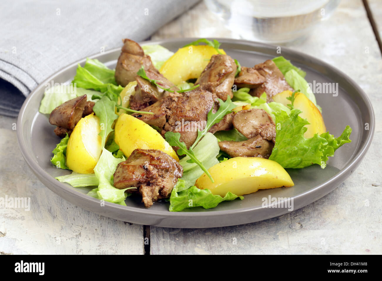 Gourmet-Salat mit Apfel und geröstete Hühnerleber Stockfoto