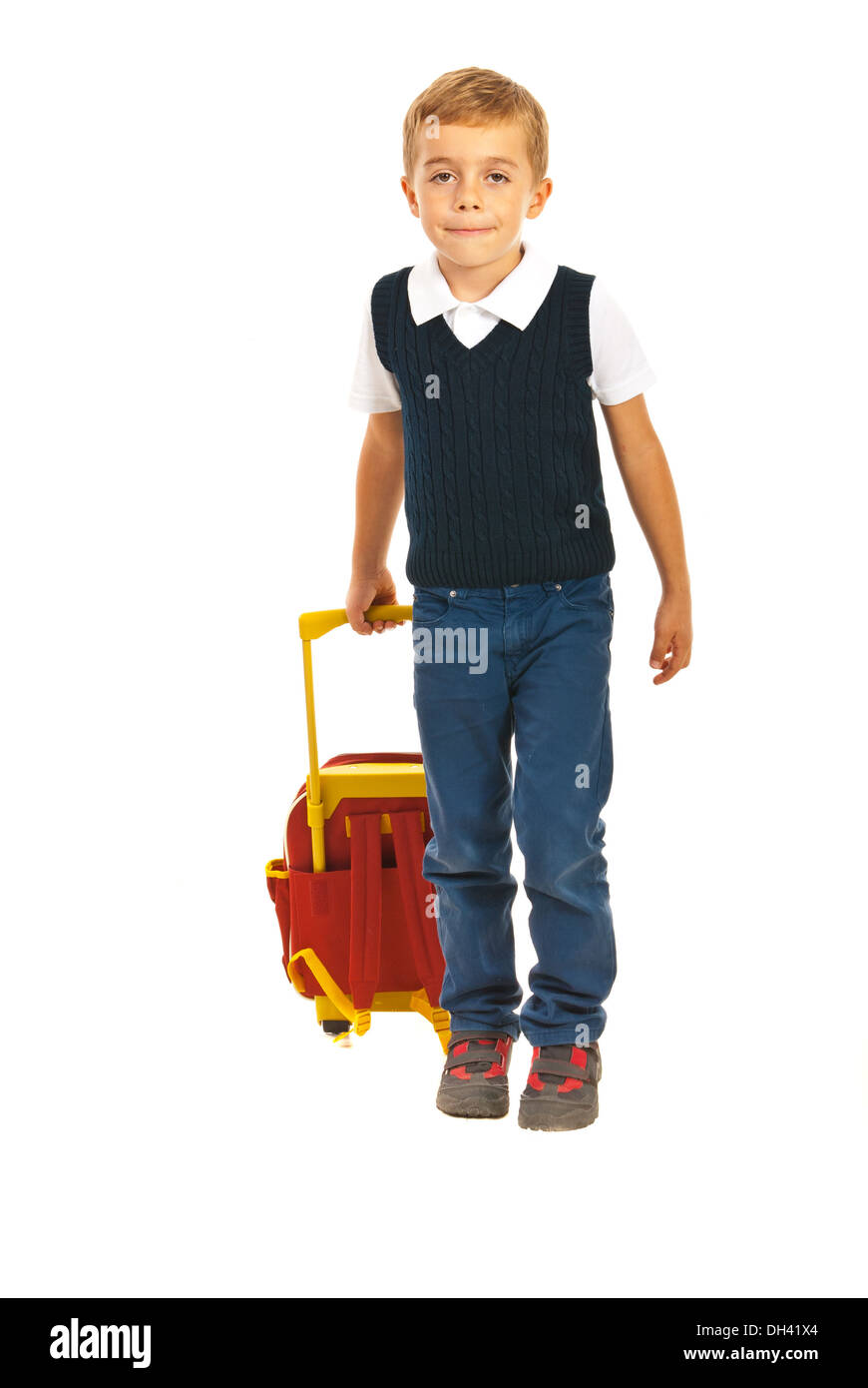 Junge mit Tasche, die zu Fuß zur Schule isoliert auf weißem Hintergrund Stockfoto