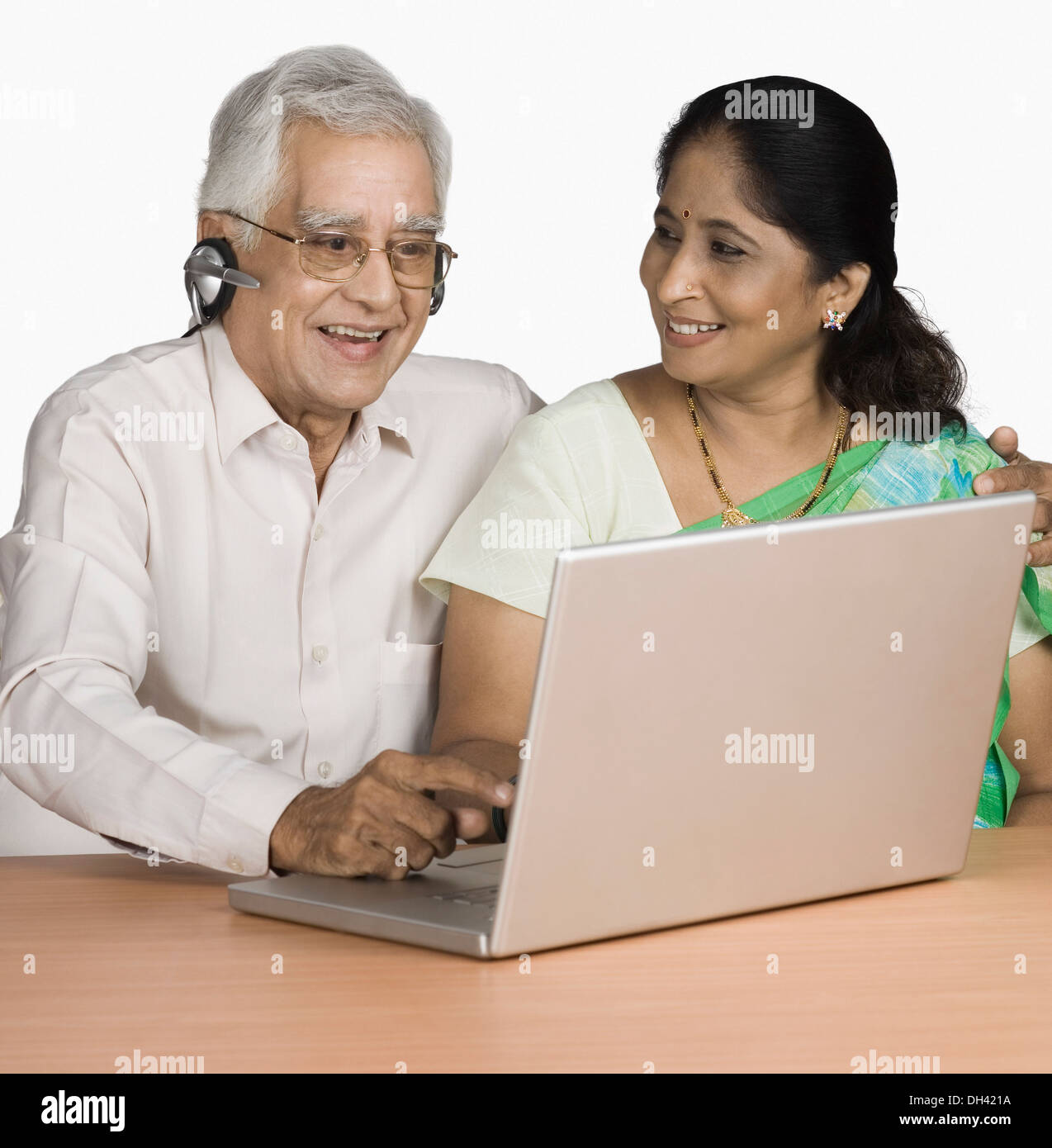 Senior Woman und eine reife Frau im Chat online, auf einem laptop Stockfoto