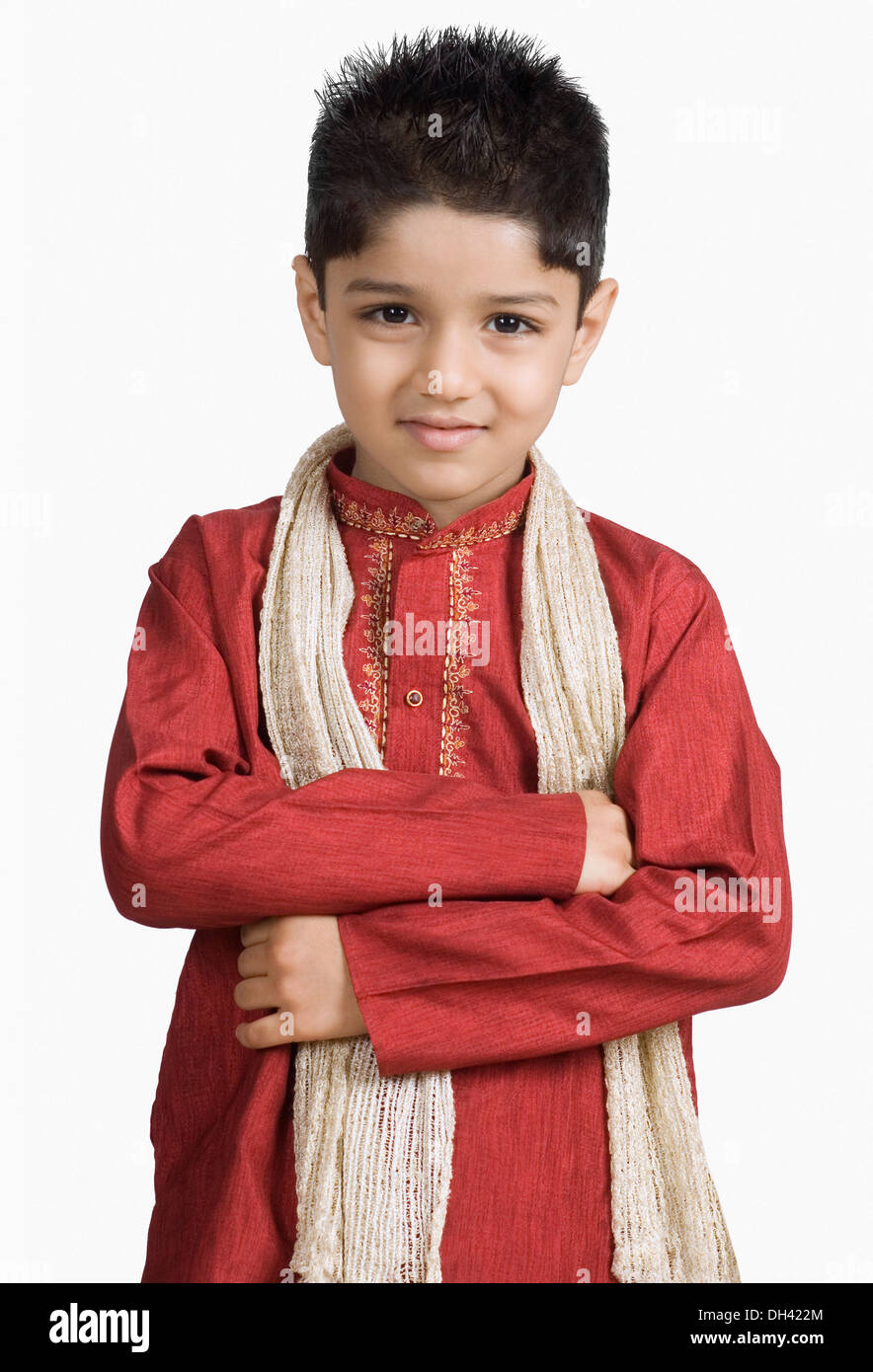 Portrait eines jungen tragen eine Sherwani und Lächeln Stockfoto