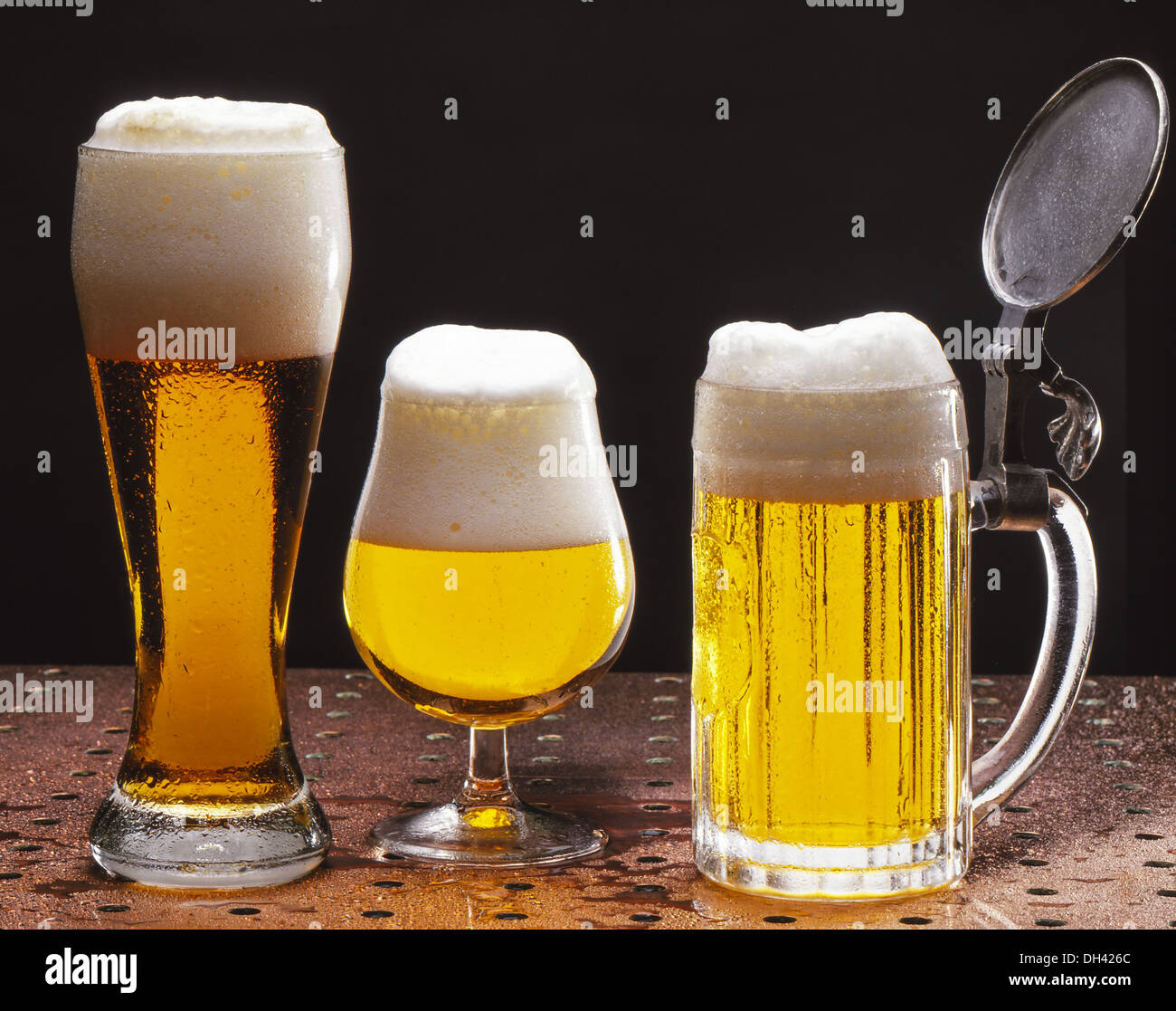 Gegenspieler Sorten Bier, Weißbier, Weizenbier, Pils, Helles  Stockfotografie - Alamy