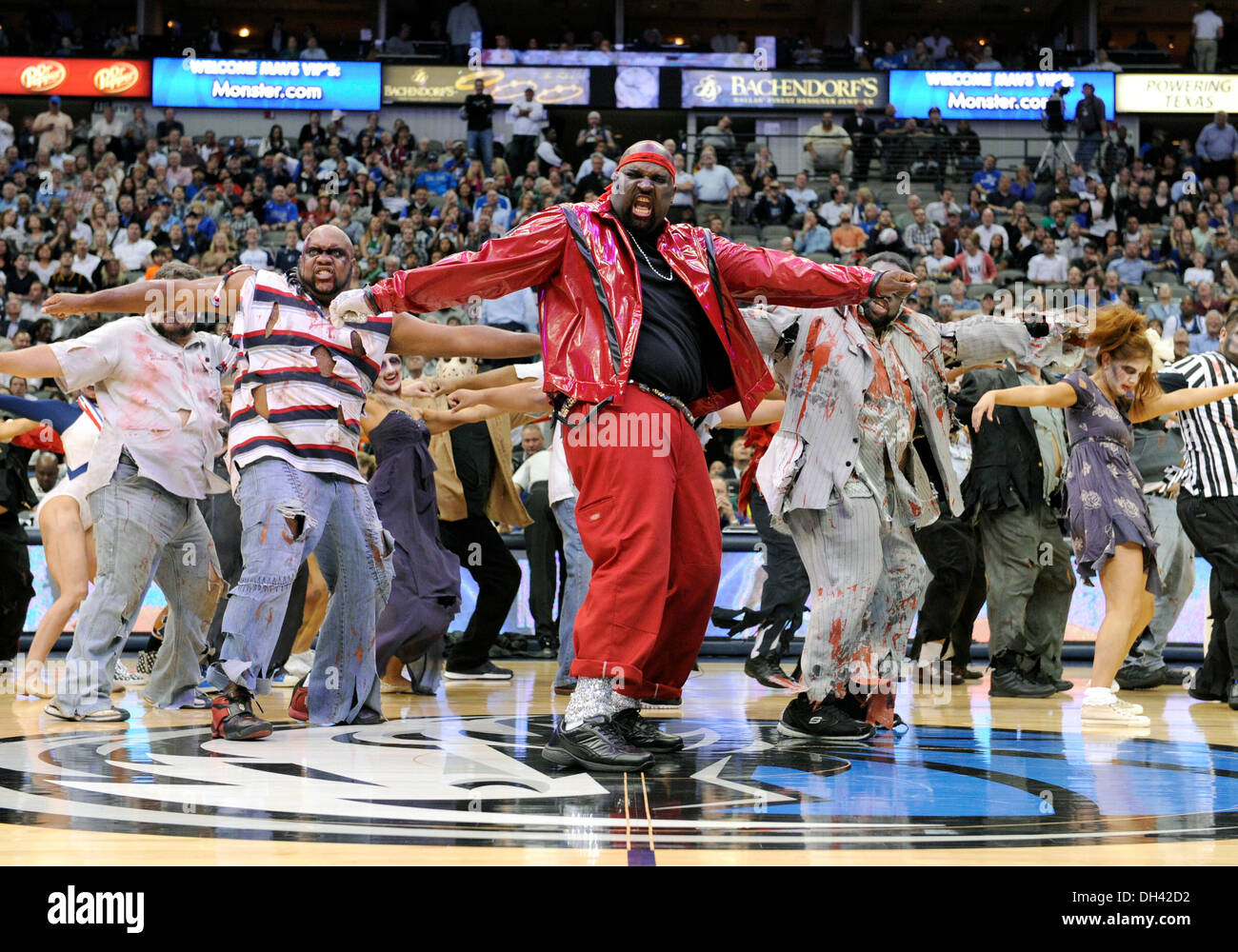Dallas, TX, USA. 30. Oktober 2013. Die Mavs ManiAACs Thriller für Halloween bei einem NBA-Spiel zwischen den Atlanta Hawks und die Dallas Mavericks das American Airlines Center in Dallas, TX Dallas besiegt Atlanta 118-109 Credit durchzuführen: Cal Sport Media/Alamy Live News Stockfoto