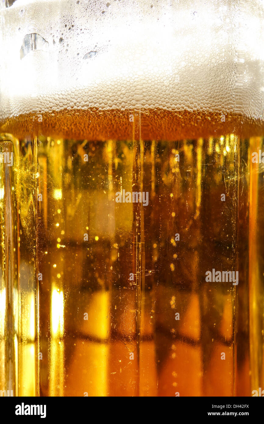 Frisch Gezapftes Glas Bier Im Biergarten, Helles Stockfotografie - Alamy