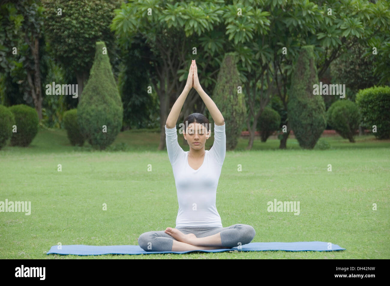 Frau praktizieren Yoga in einem park Stockfoto