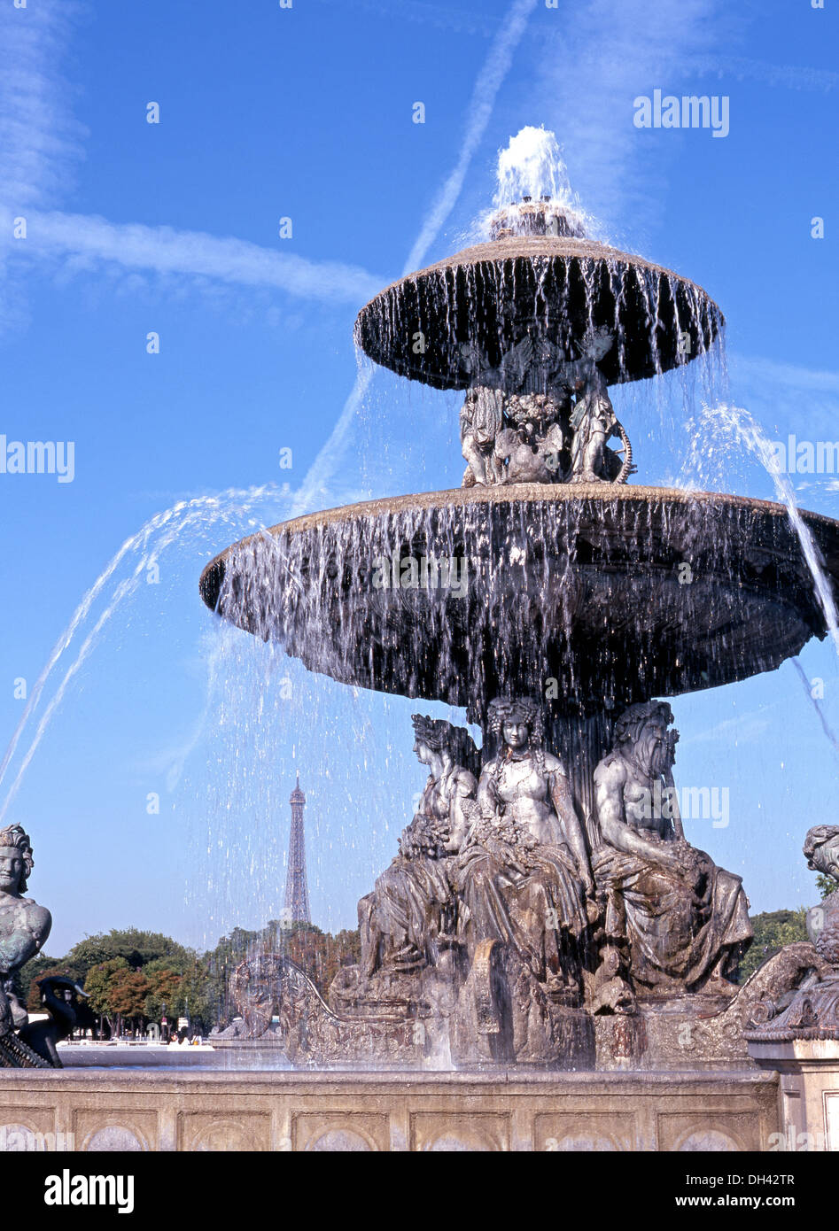 Brunnen auf der Place De La Concorde mit dem Eiffelturm nach hinten, Paris, Frankreich. Stockfoto