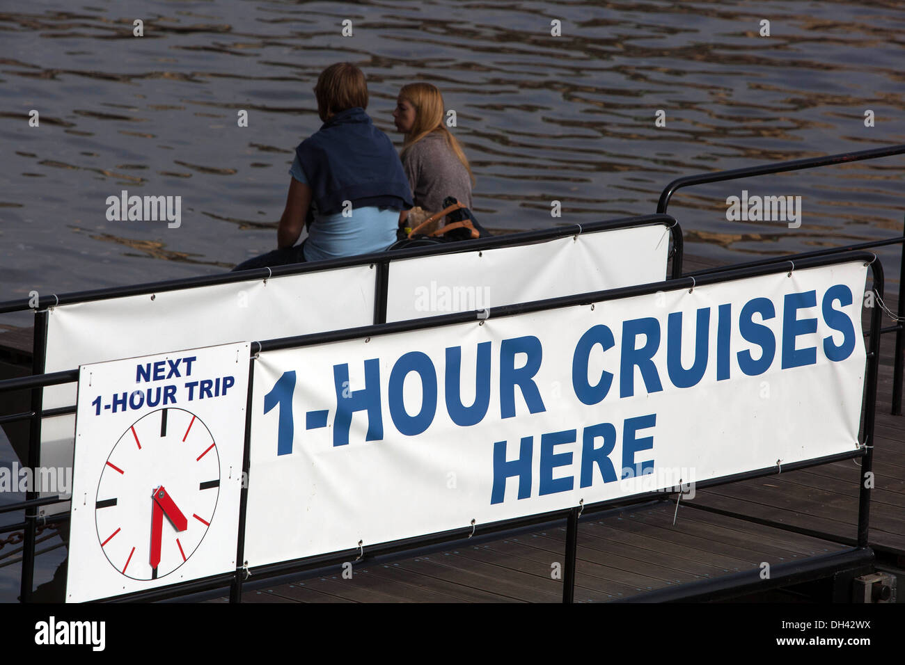 Paar wartet auf die Ankunft des Schiffes an der Pier, Prag, Tschechische Republik Stockfoto