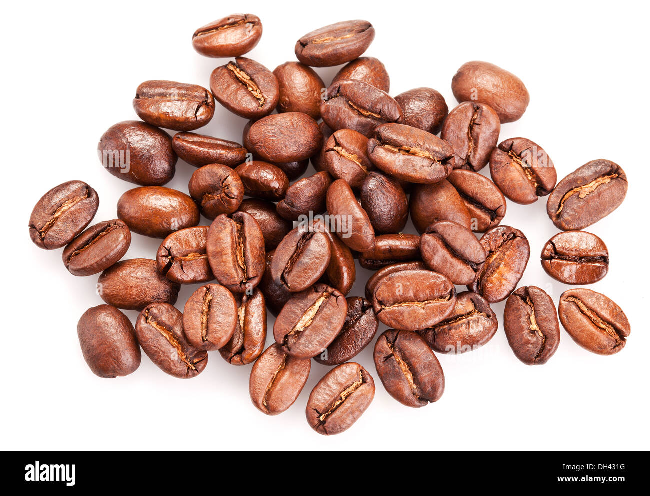 Gerösteter Kaffee Bohnen und isoliert auf einem weißen Hintergrund. Stockfoto