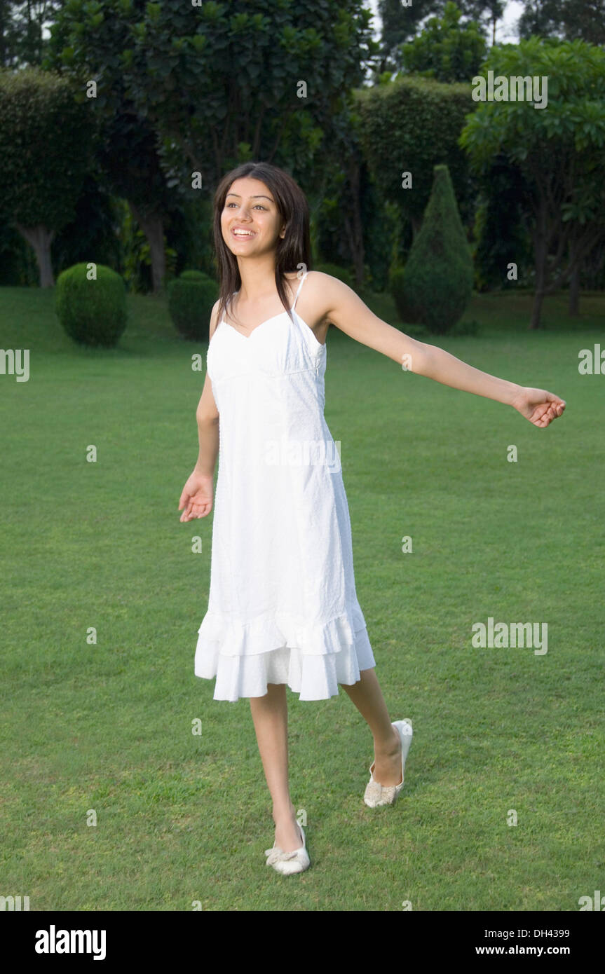 Frau zu Fuß in einem park Stockfoto