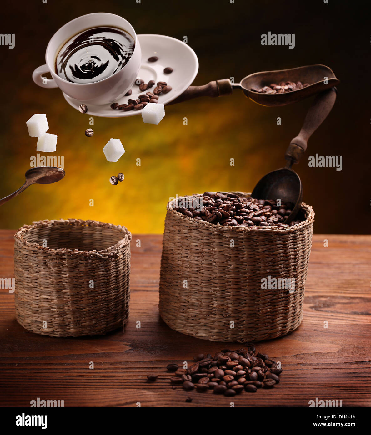 Tasse Kaffee, Zucker und Kaffee Bohnen in der Luft über Holztisch. Stockfoto