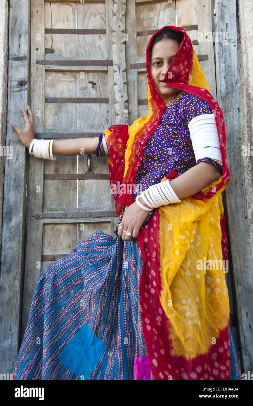 Rajasthani indische Frau tragen traditioneller Kleidung stehen vor Haus Tür Jodhapur Rajasthan Indien Herr #786 Stockfoto