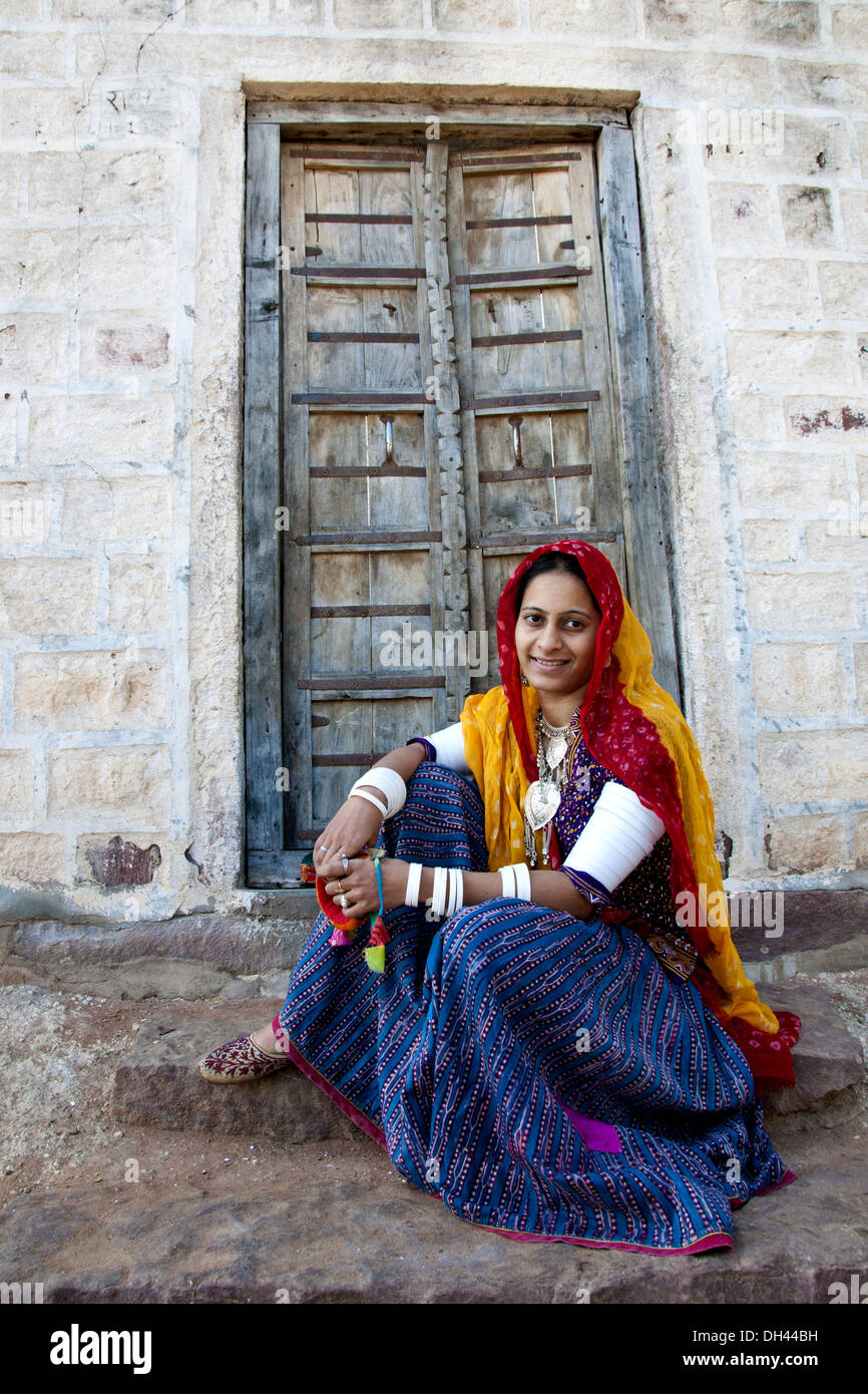 Rajasthani Frau tragen traditionelle Kleidung sitzt vor der Tür des Hauses Jodhpur Rajasthan Indien Herr #786 Stockfoto