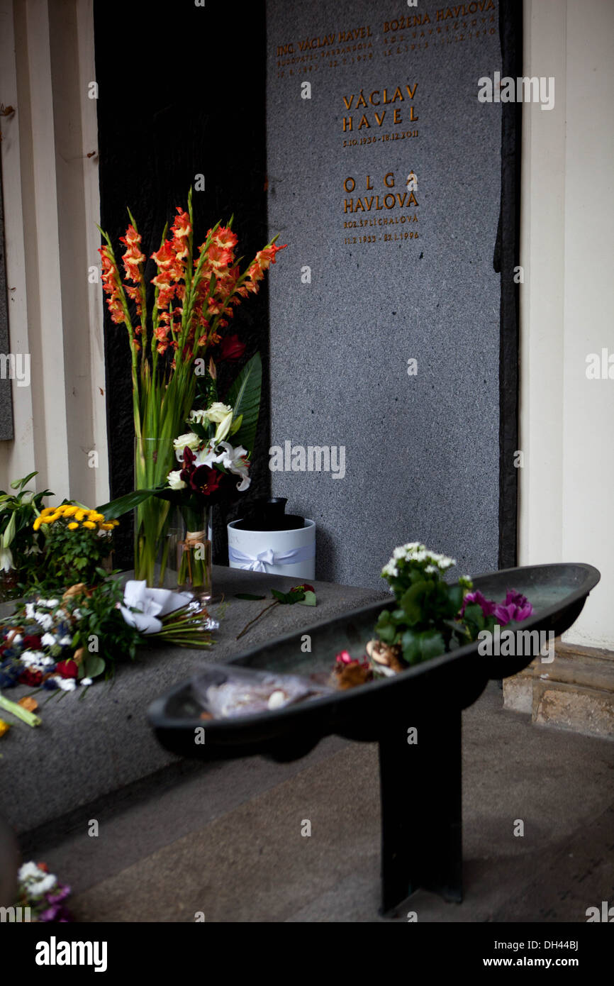 Grab von Vaclav Havel in der Familiengruft auf dem Friedhof Vinohrady, Prag Tschechische Republik Stockfoto