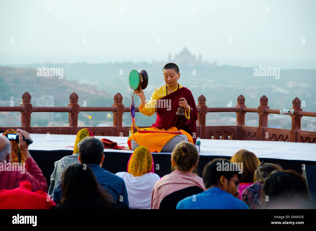 tibetische Volksmusiker spielen Trommel im Jaswant Thada Jodhpur Rajasthan Indien Stockfoto