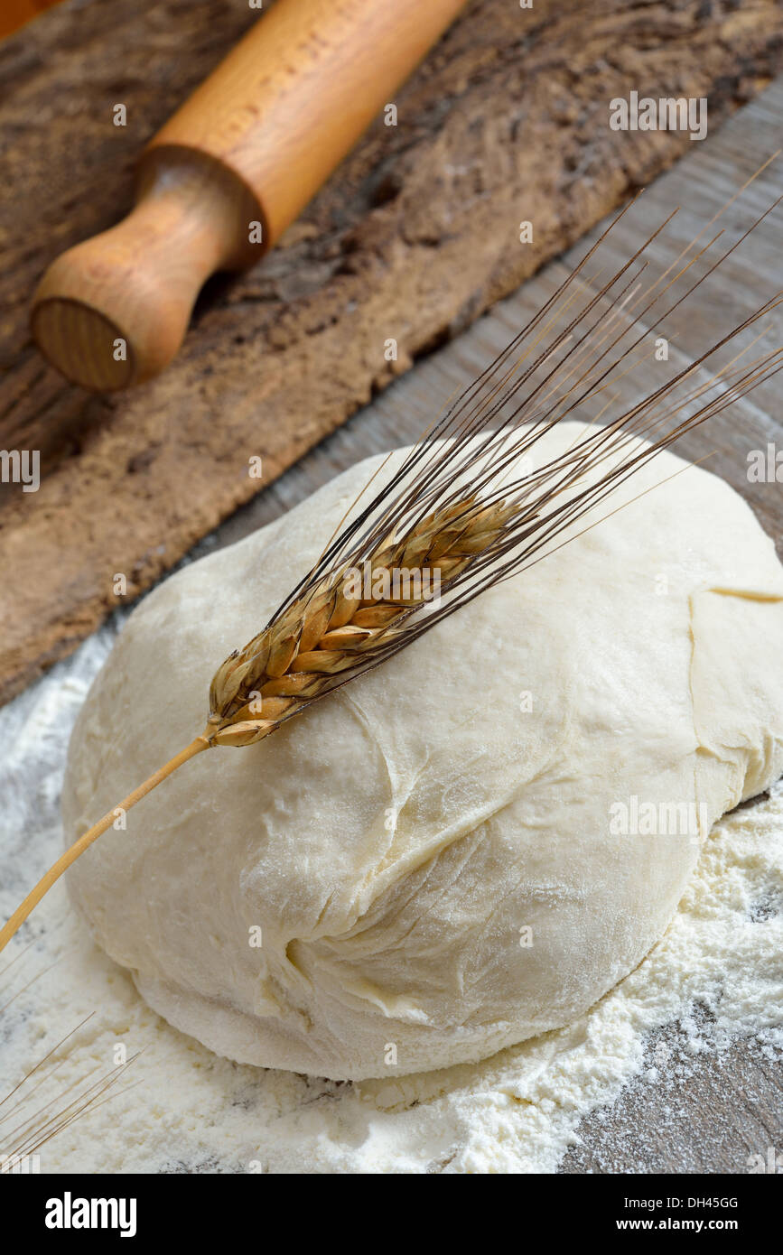 Hefeteig für Pizza und Brot gebildet mit Mehl, Wasser, Hefe und Salz Stockfoto