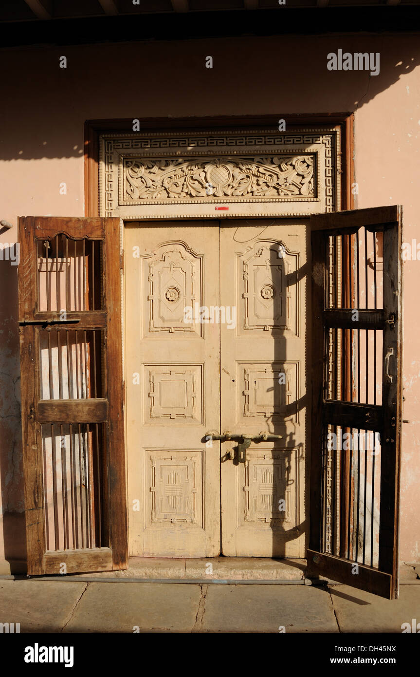 im Inneren der Tür und offene Tür des Hauses Gujarat Indien geschlossen Stockfoto