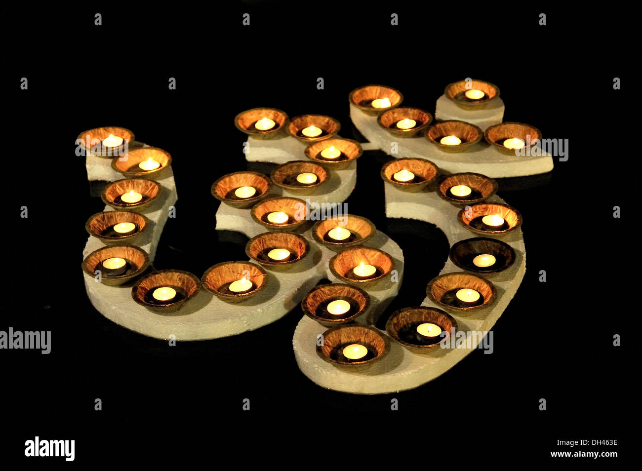 Öl-Lampen brennen auf OM symbol Deepawali Festival in Mumbai, Maharashtra, Indien Stockfoto