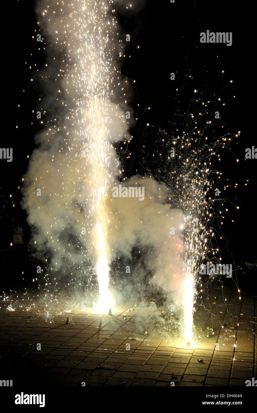 Blumentopf-Cracker Diwali-fest am Marine Drive Mumbai Maharashtra, Indien Stockfoto