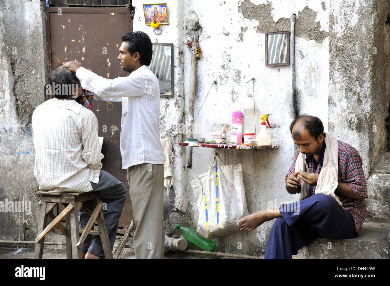 am Straßenrand Pflaster Friseurladen in Mumbai, Maharashtra, Indien Stockfoto