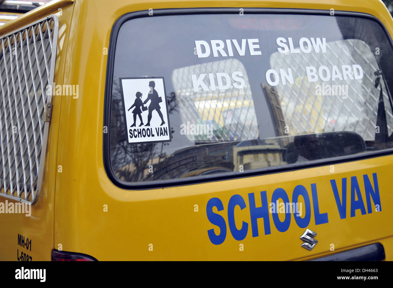 Fahren Sie langsam Kinder an Bord Schule van Symbole auf Bus in Mumbai, Maharashtra, Indien Stockfoto