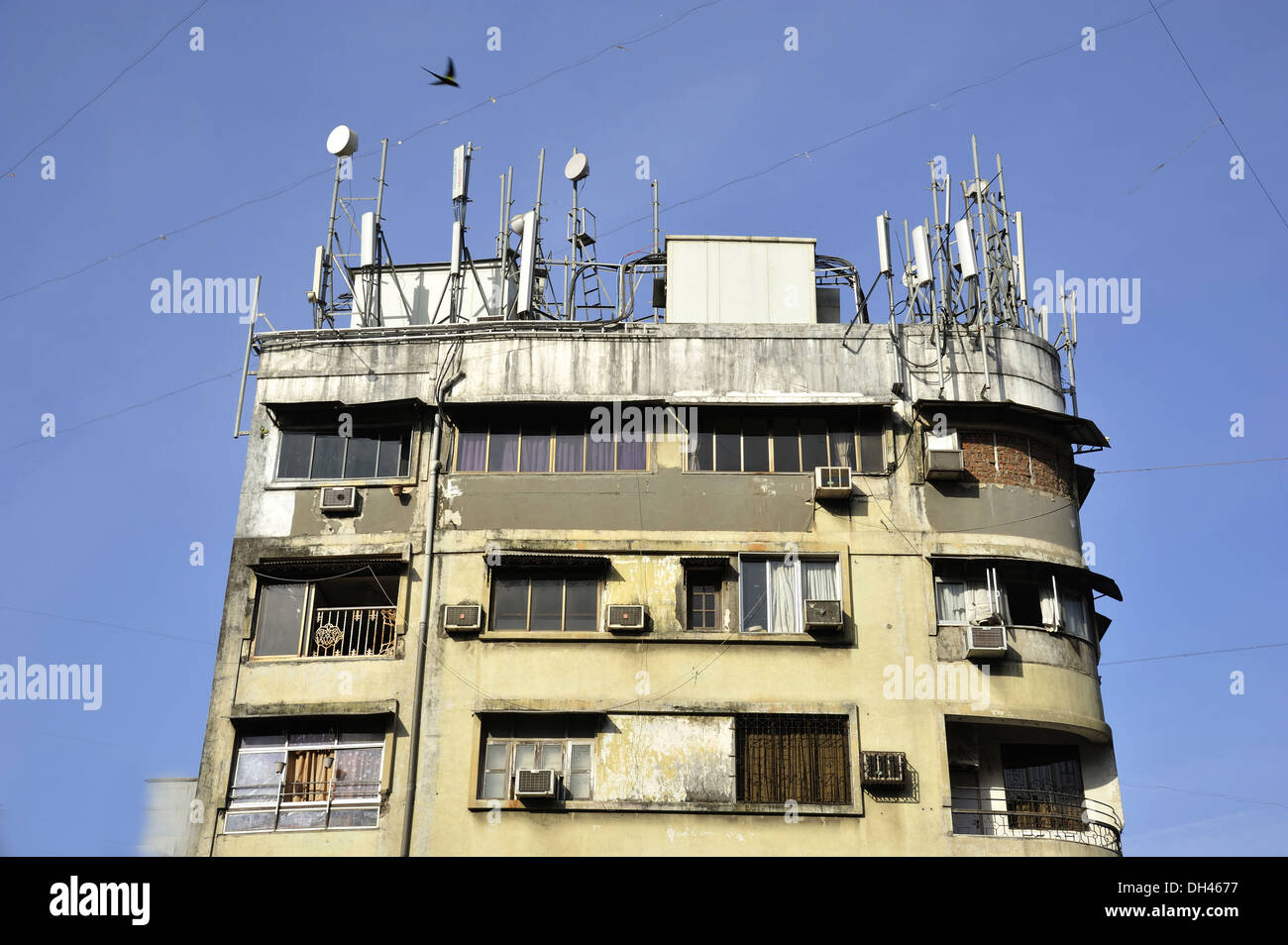 Mobile-Türme auf der Terrasse des Gebäudes in Maharshtra Indien mumbai Stockfoto