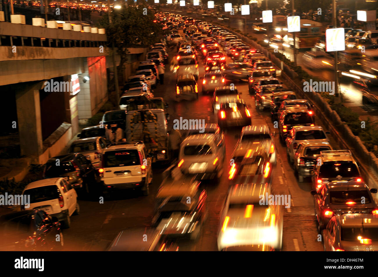 Verkehr von Night am Marine Drive in Mumbai, Maharashtra, Indien Stockfoto