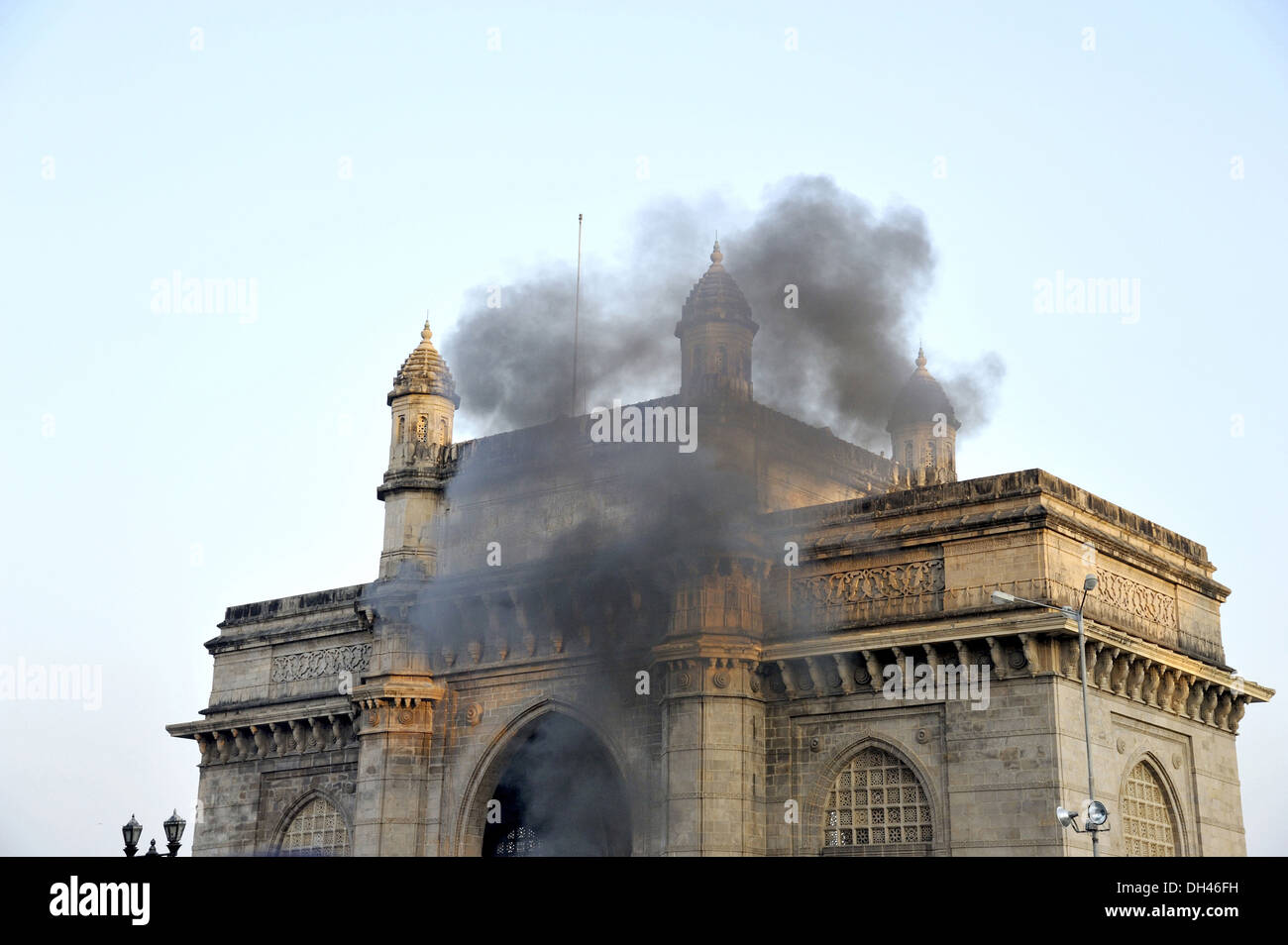 Explosion Feuer Rauch Gateway of India in Mumbai Maharashtra, Indien Stockfoto