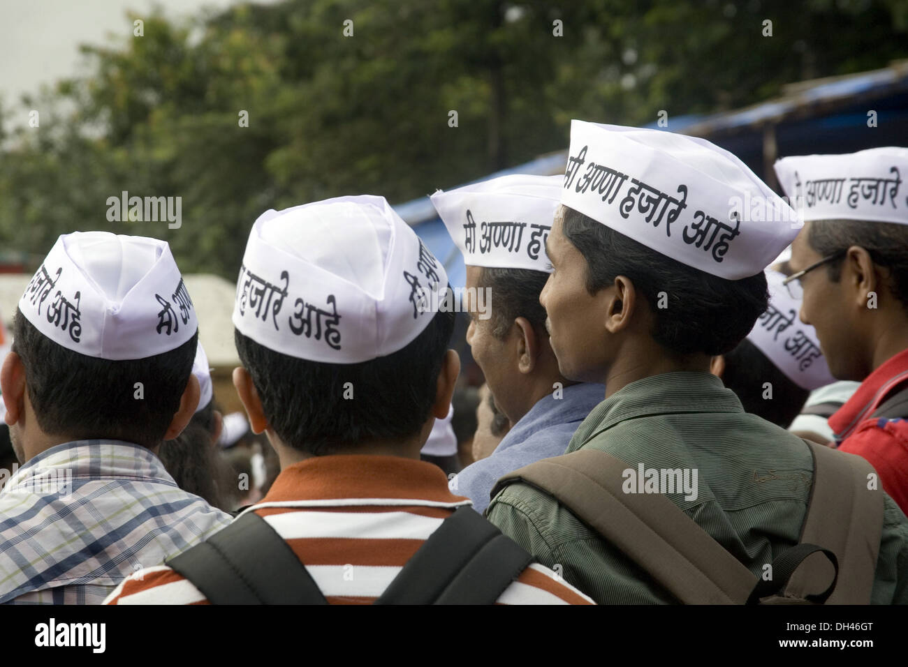 Anna Hazare Unterstützer in weißen Gandhi Kappen Mumbai Maharashtra Indien Asien Stockfoto