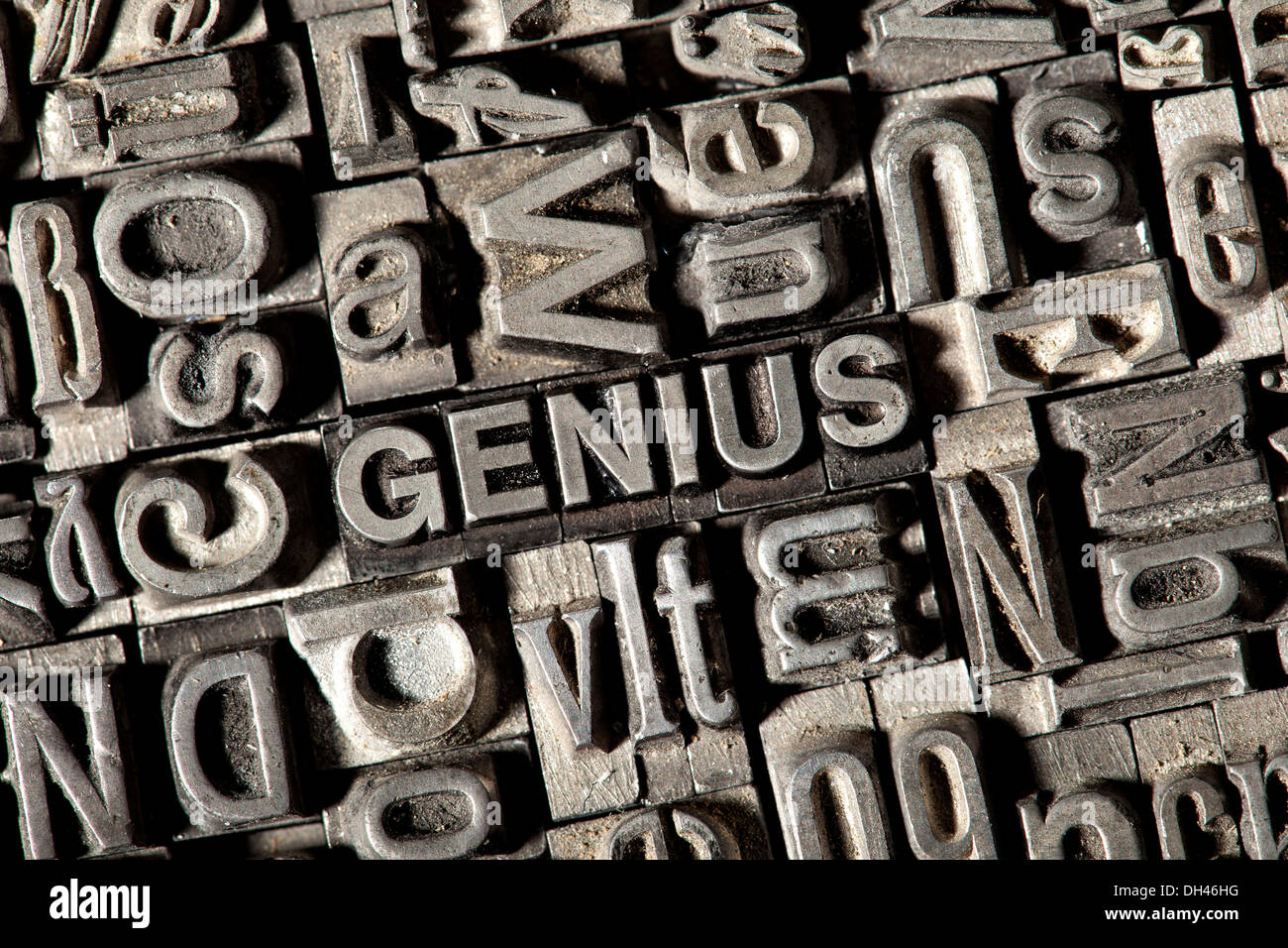Alten führen Buchstaben bilden das Wort Genie Stockfoto