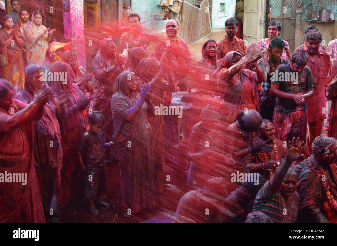 Indianerfest Farben Holi Anhänger in Ghanshyam Tempel Jodhpur Rajasthan Indien Asien roten Farbe Aufsprühen Stockfoto