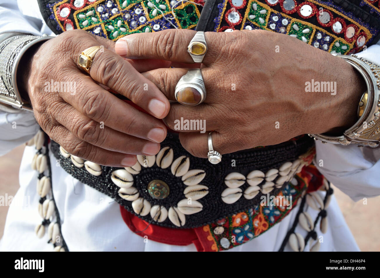 Nahaufnahme Closeup Hand Hände mit silbernen Ringen Stockfoto