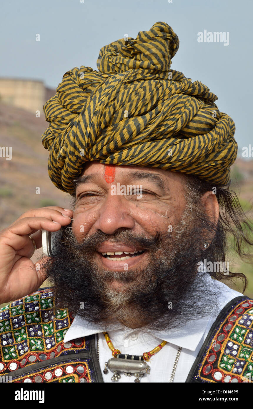 indischer Mann Bart Turban telefonieren mit Handy Jodhpur Rajasthan Indien Asien Herr #704 Stockfoto