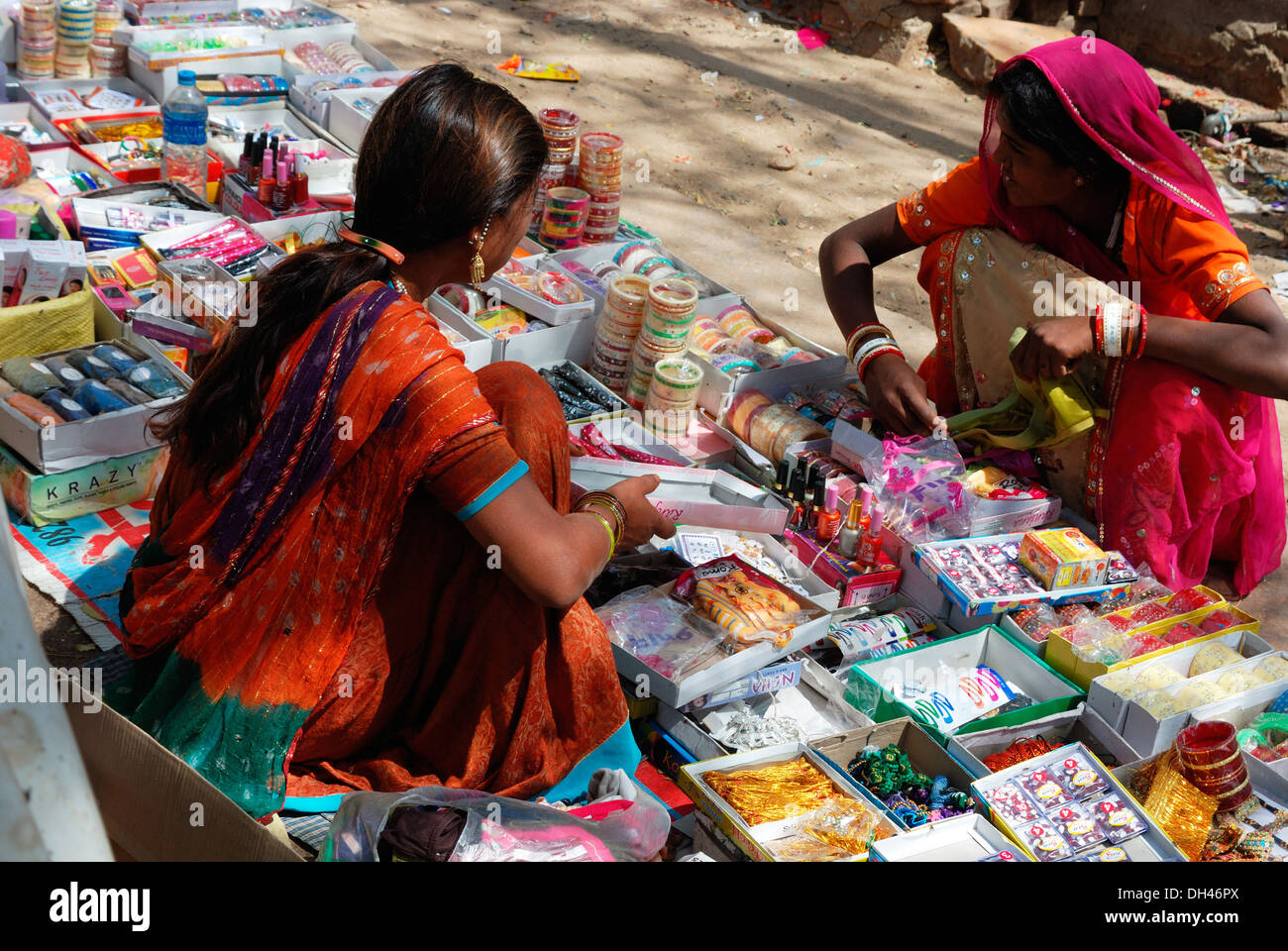 Frau verkaufen Haushaltsgegenstände unterwegs einkaufen Jaisalmer Rajasthan Indien Asien Stockfoto