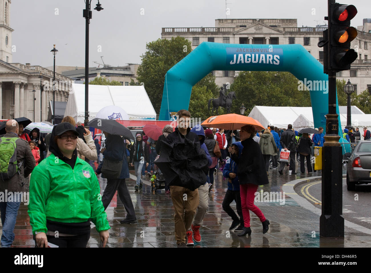 Kundenansturm bei Regen für die NFL Jacksonville Jaguars Anzeige in Trafalgar Square in London England "NFL Comes to London" Stockfoto