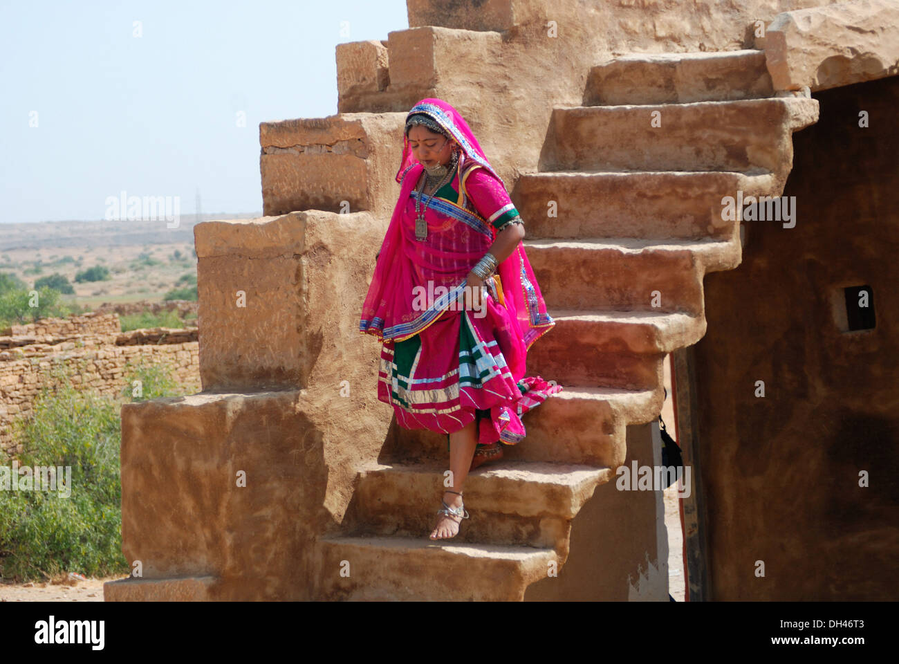 Indische Frau hinunter Treppe Jaisalmer Rajasthan Indien Asien Herr # 784 Stockfoto
