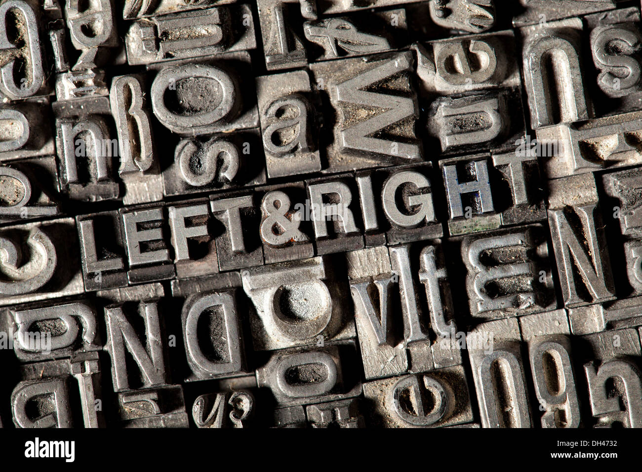 Alten führen Buchstaben bilden die Worte "Links & Recht" Stockfoto