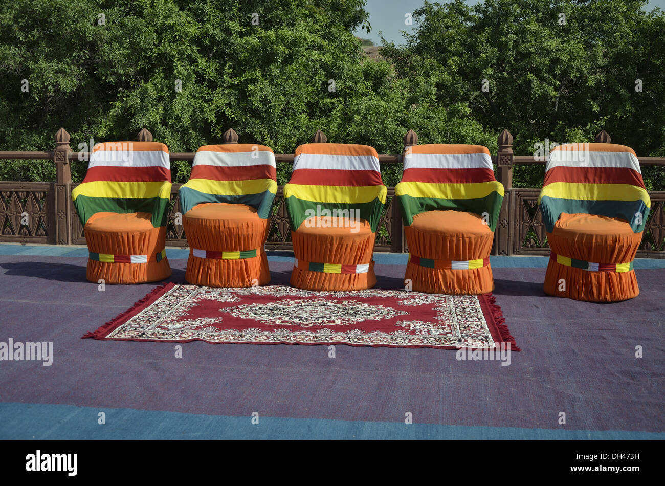 fünf leere freie Stühle und Teppich im Freien auf der Terrasse im freien Jodhpur Rajasthan Indien Asien Stockfoto